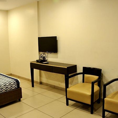 Hotel Tourist, Колхапур Екстериор снимка