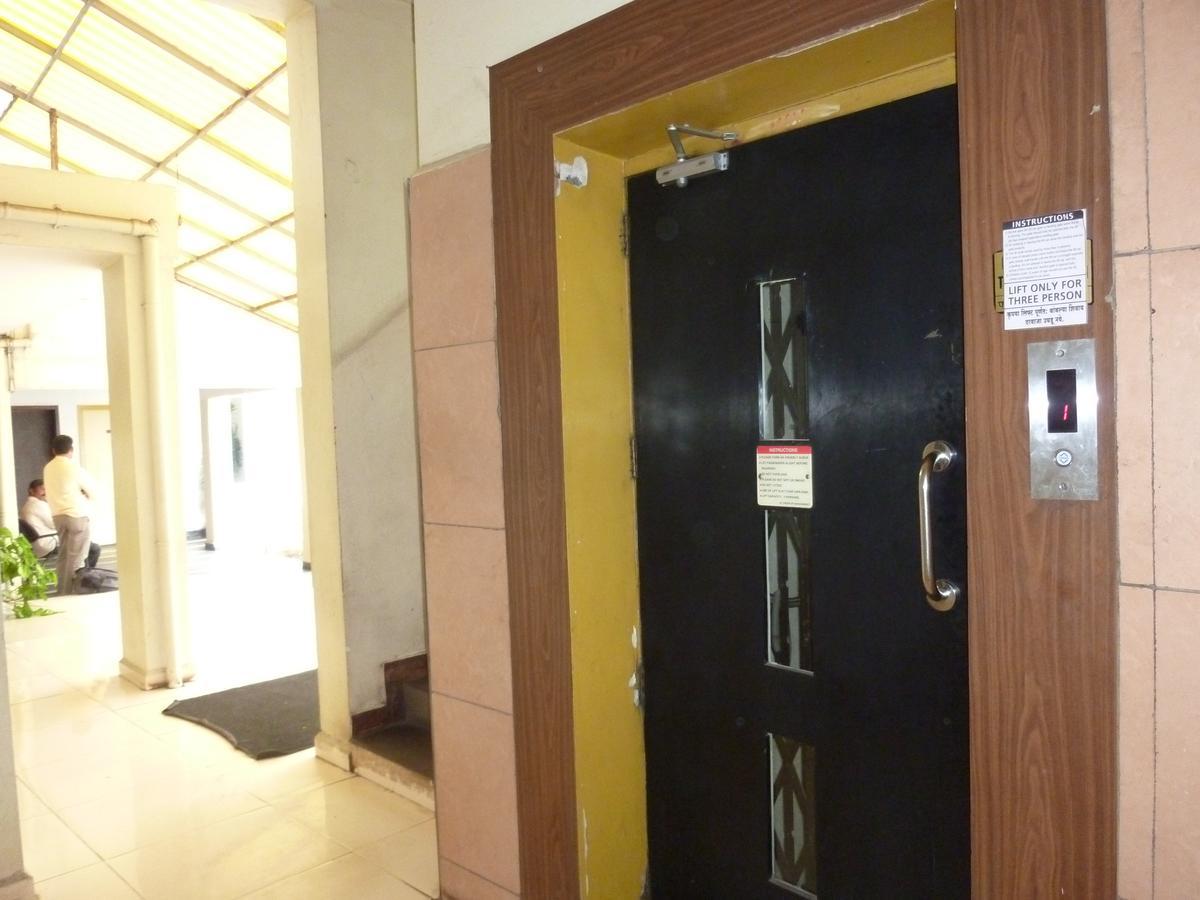 Hotel Tourist, Колхапур Екстериор снимка