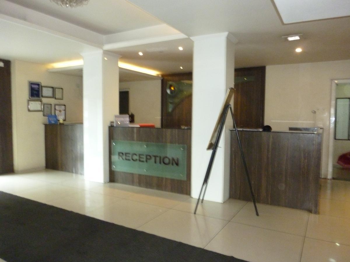 Hotel Tourist, Колхапур Екстериор снимка