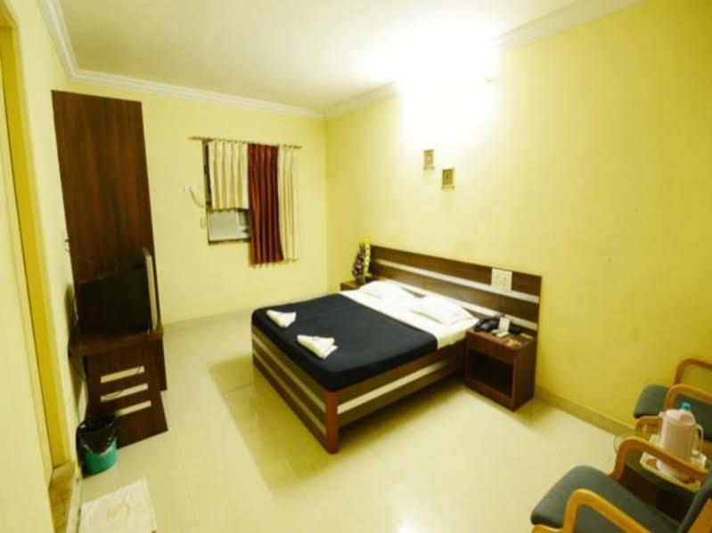 Hotel Tourist, Колхапур Екстериор снимка