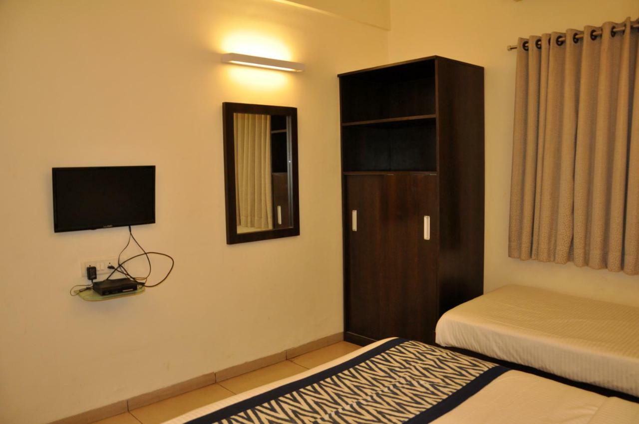 Hotel Tourist, Колхапур Екстериор снимка